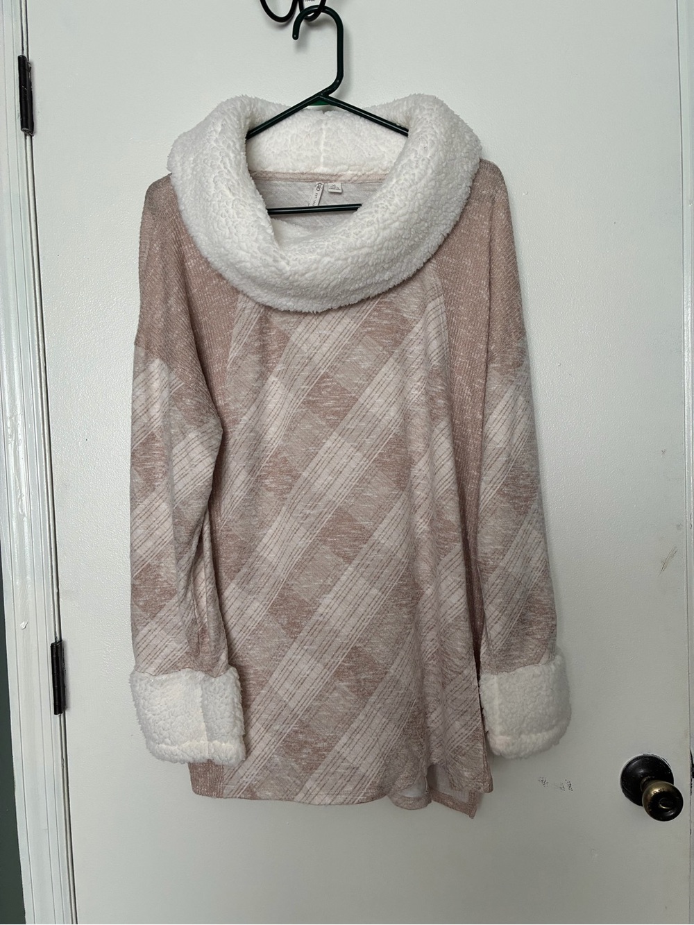 Catos fleese, cowel neck light-weight sweater